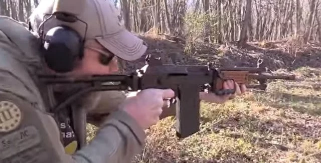 Φορτώνει δυο αυτοκίνητα με ΑΚ-47 και φεύγει για σκοπευτήριο! (βίντεο)